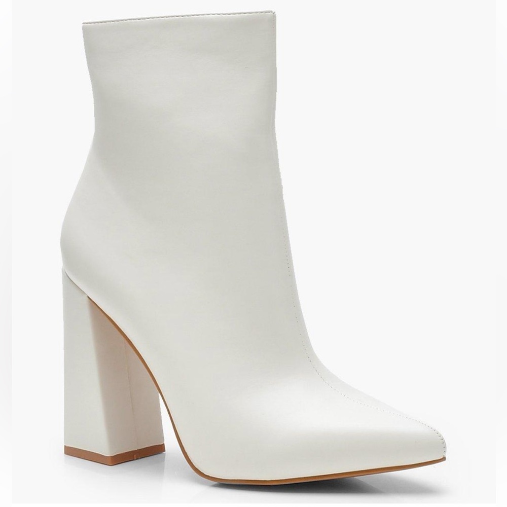 NWT 🤍 Boo Hoo 🤍 White Sock Boots with Heel